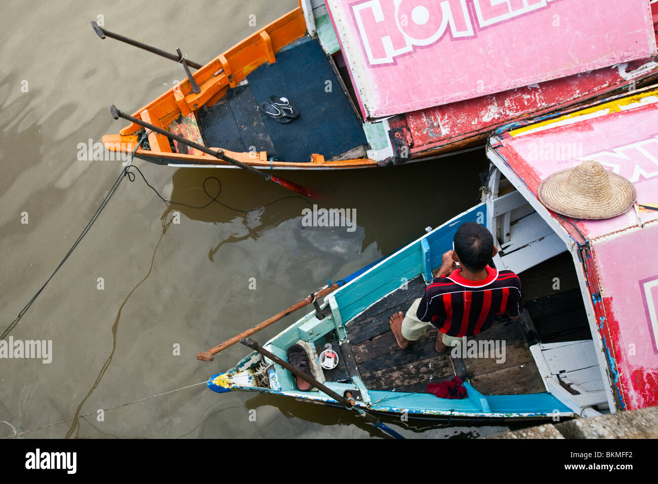 Tambang (sampan taxi d'acqua) barcaiolo sul Fiume Sarawak. Kuching, Sarawak, Borneo Malese. Foto Stock