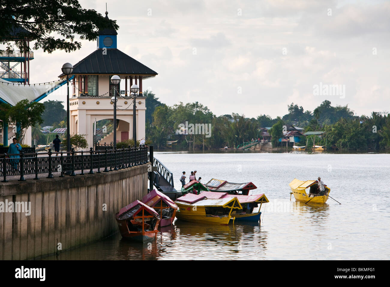 Tambangs (sampan i taxi d'acqua) sul Fiume Sarawak waterfront. Kuching, Sarawak, Borneo Malese. Foto Stock