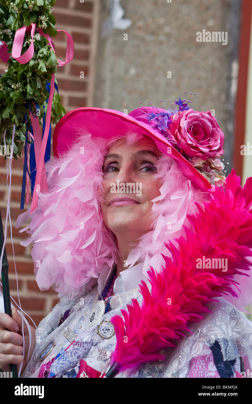 Signora vestita in rosa prende parte all'annuale Festival spazia a Rochester Kent Foto Stock