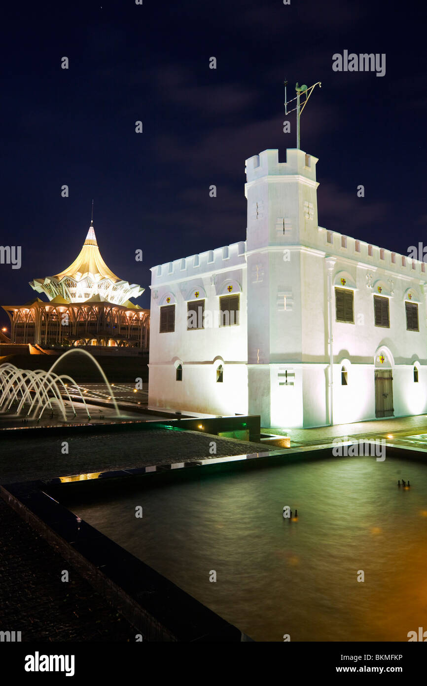 La torre quadrata con l Assemblea Legislativa dello Stato edificio in background. Kuching, Sarawak, Borneo Malese. Foto Stock