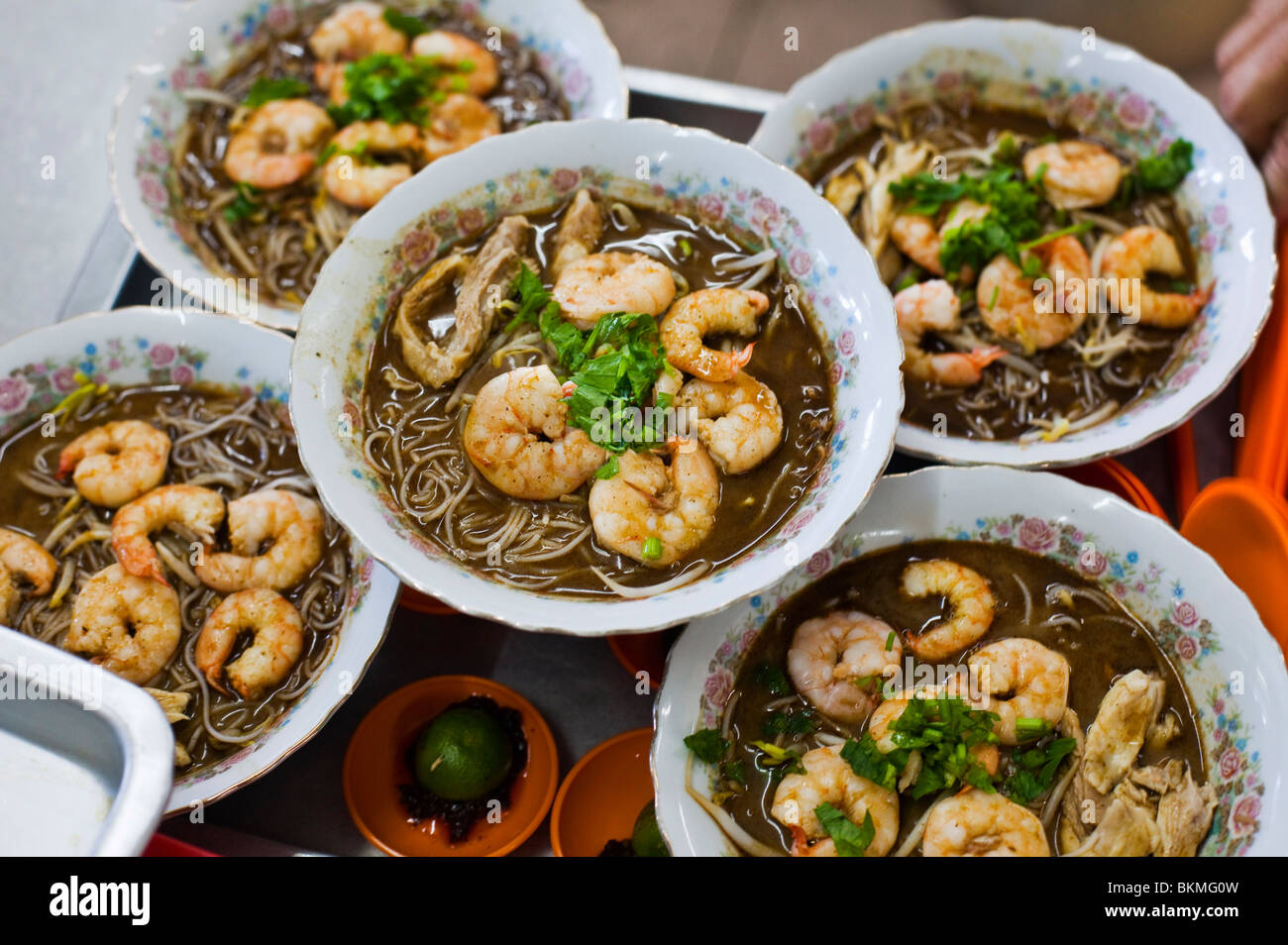 Laksa di gamberi - una specialità malesi. Kuching, Sarawak, Borneo Malese. Foto Stock