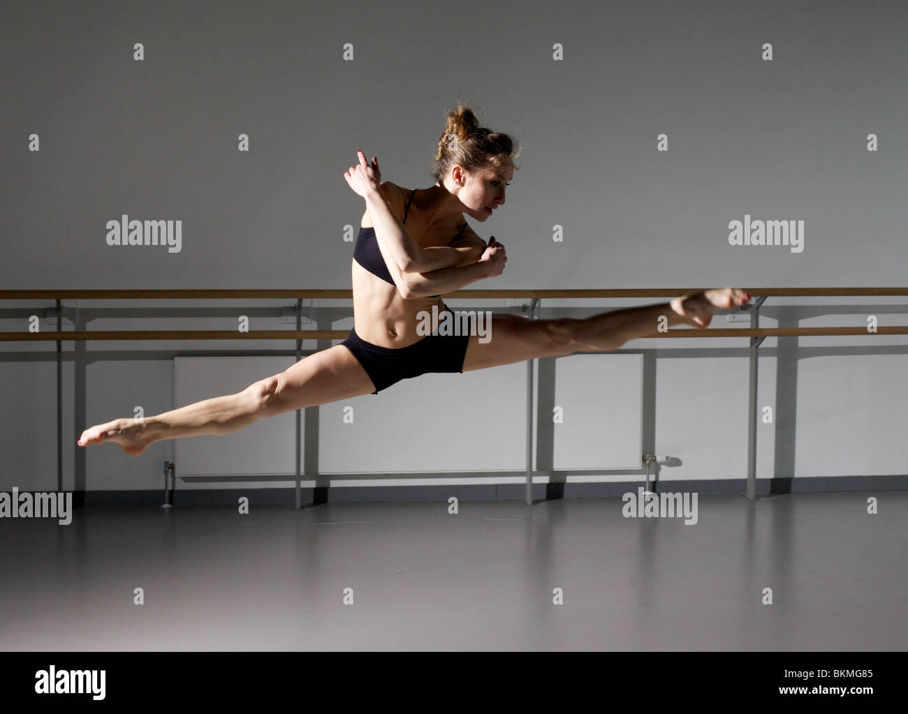 Bella giovane ballerina jumping Foto Stock