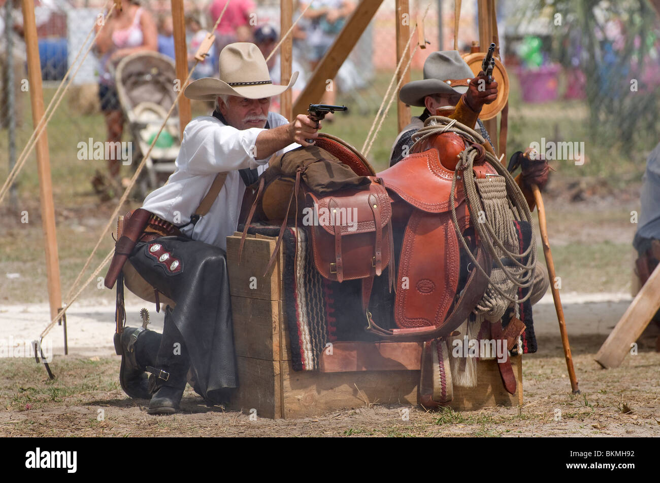 Giorni di Pioneer High Springs Florida western cowboy enactors nuovamente in shoot out skit azione Foto Stock