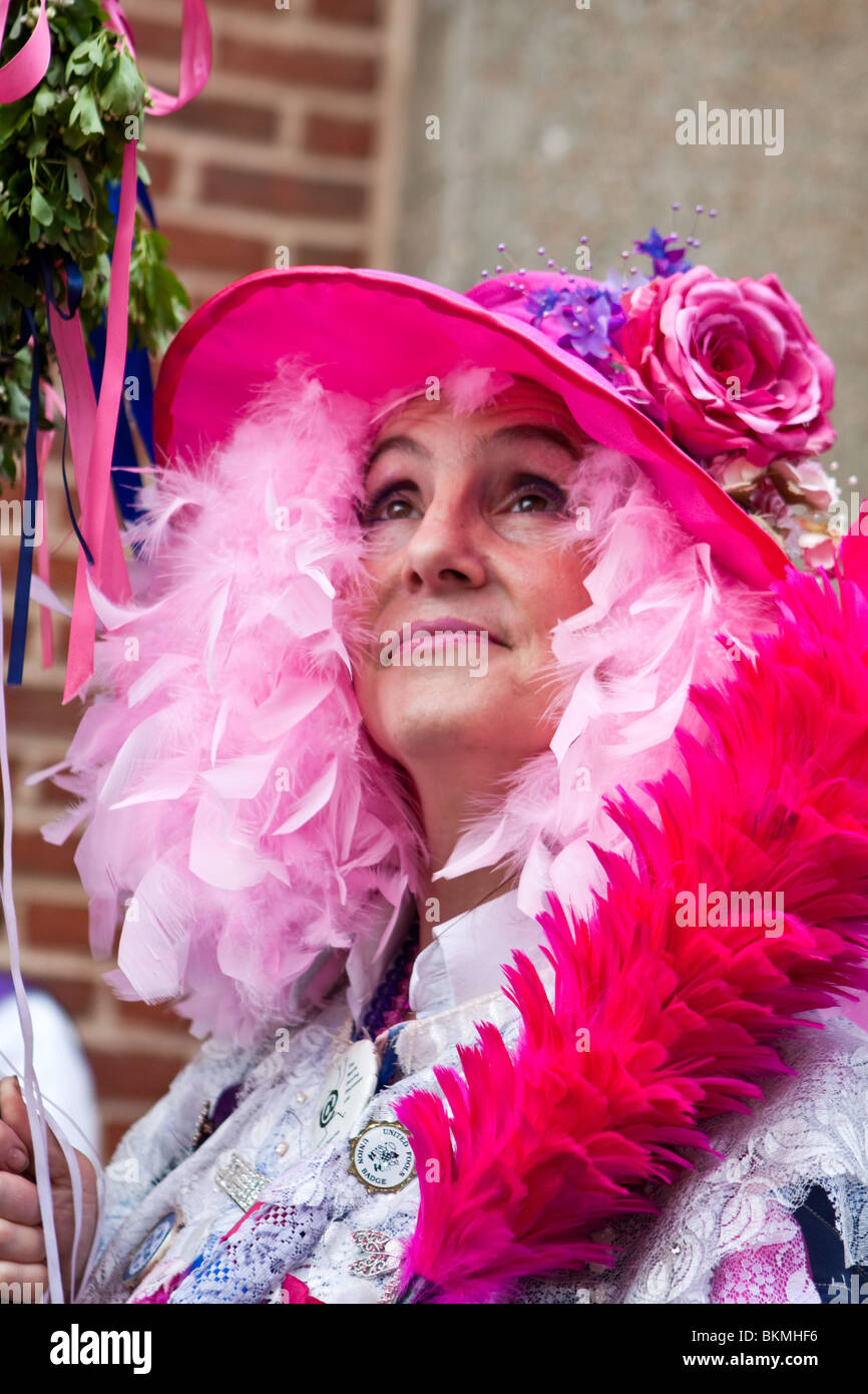 Signora vestita in rosa prende parte all'annuale Festival spazia a Rochester Kent Foto Stock