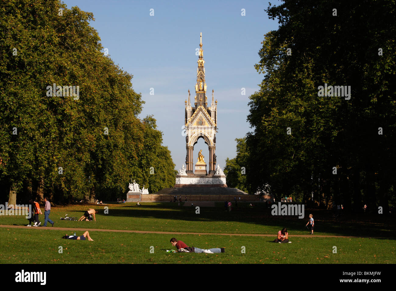 Prendere il sole e rilassarsi di fronte all'Albert Memorial nella zona londinese di Kensington Gardens Foto Stock