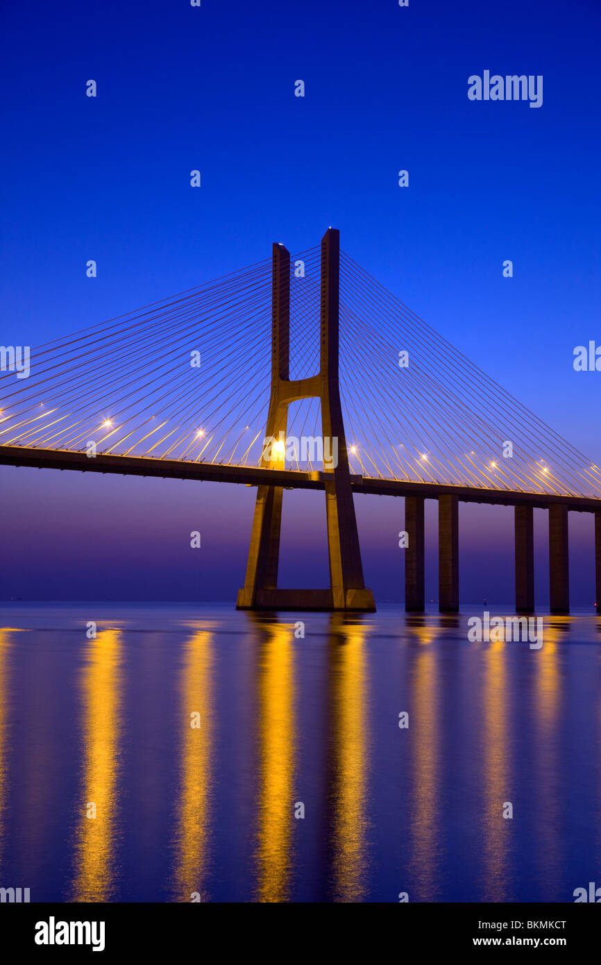 Il Portogallo, Lisbona, pilastro centrale e fili di sospensione all'alba sul ponte Vasco da Gama Foto Stock