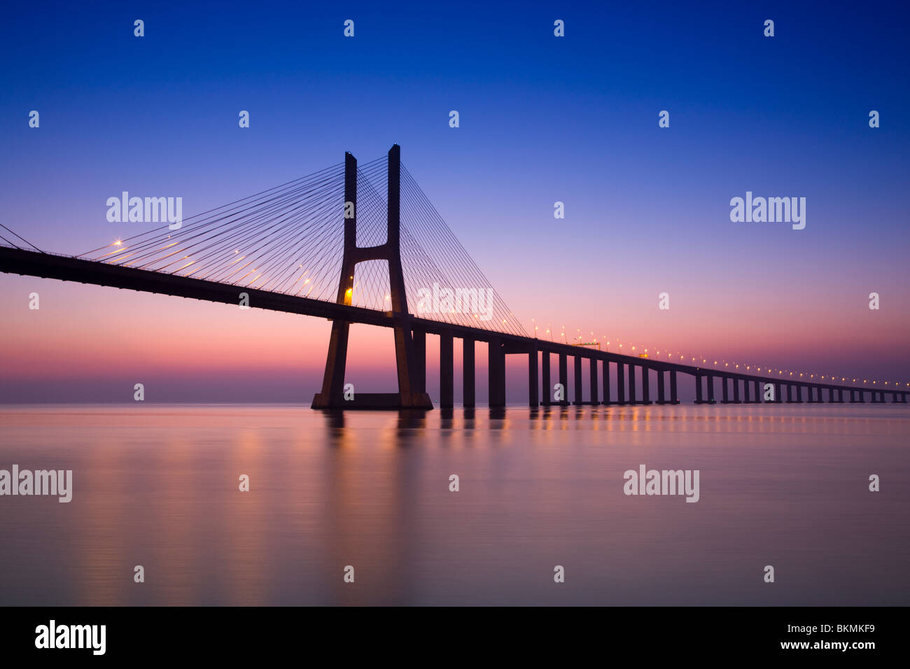 Vasco da Gama Bridge di sospensione all'alba, Lisbona, Portogallo Foto Stock