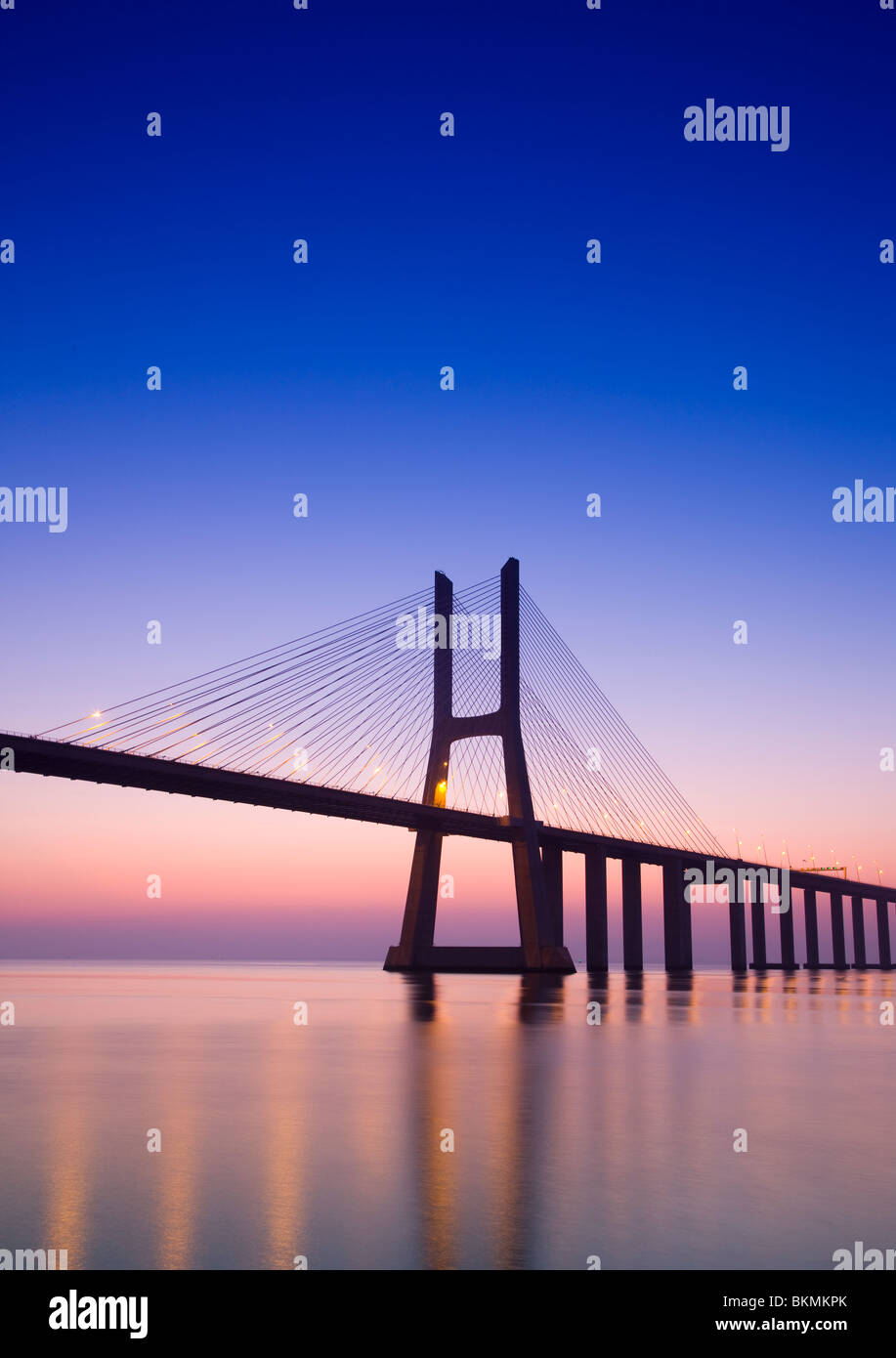 Vasco da Gama Bridge di sospensione all'alba, Lisbona, Portogallo Foto Stock