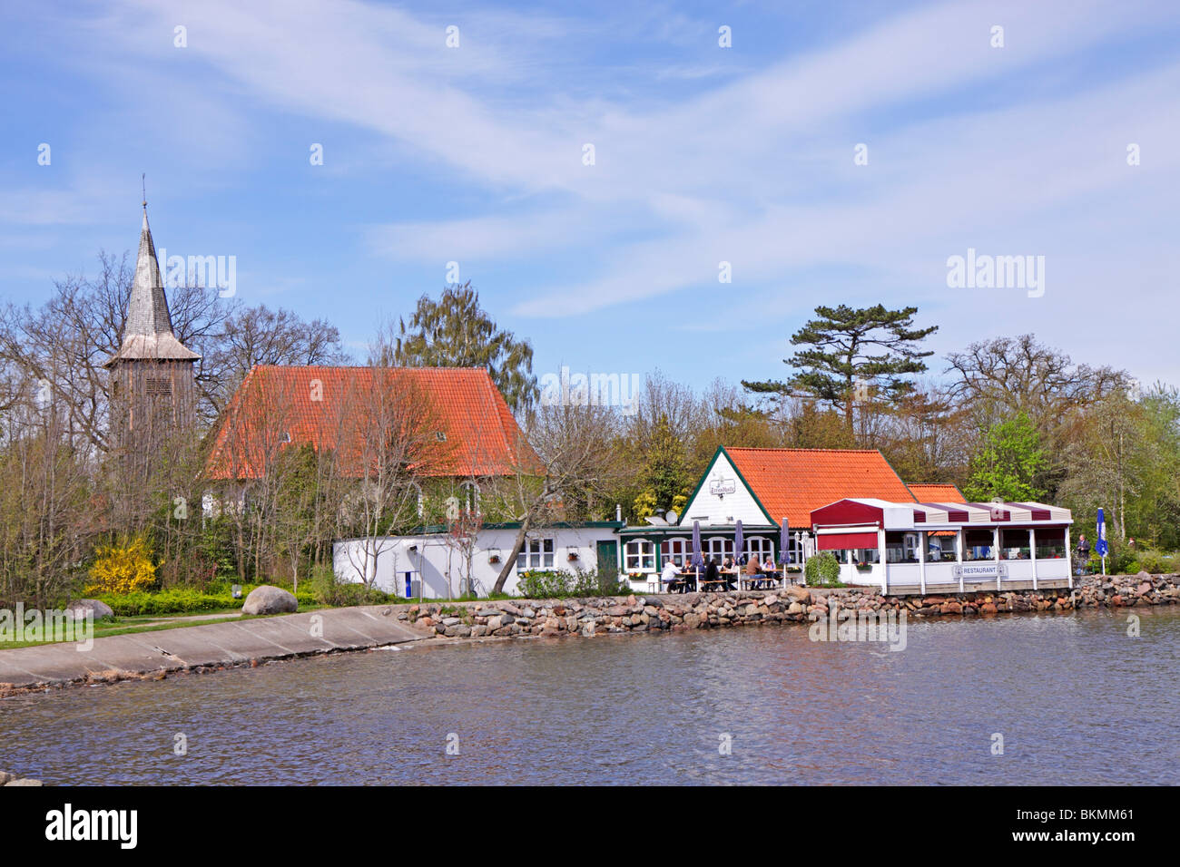 La chiesa e il ristorante sulla spiaggia, Arnis, Mar Baltico fiordo Schlei, Schleswig-Holstein, Germania settentrionale Foto Stock