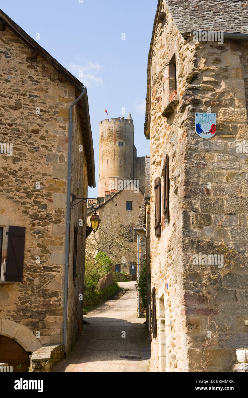 Vicolo guardando verso lo storico castello Najac con vecchi edifici in pietra Aveyron Midi-Pirenei Francia Foto Stock