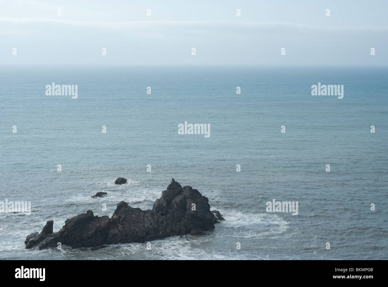 Isola di roccia fuori della costa del Pacifico in California del nord durante un mattino nuvoloso Foto Stock