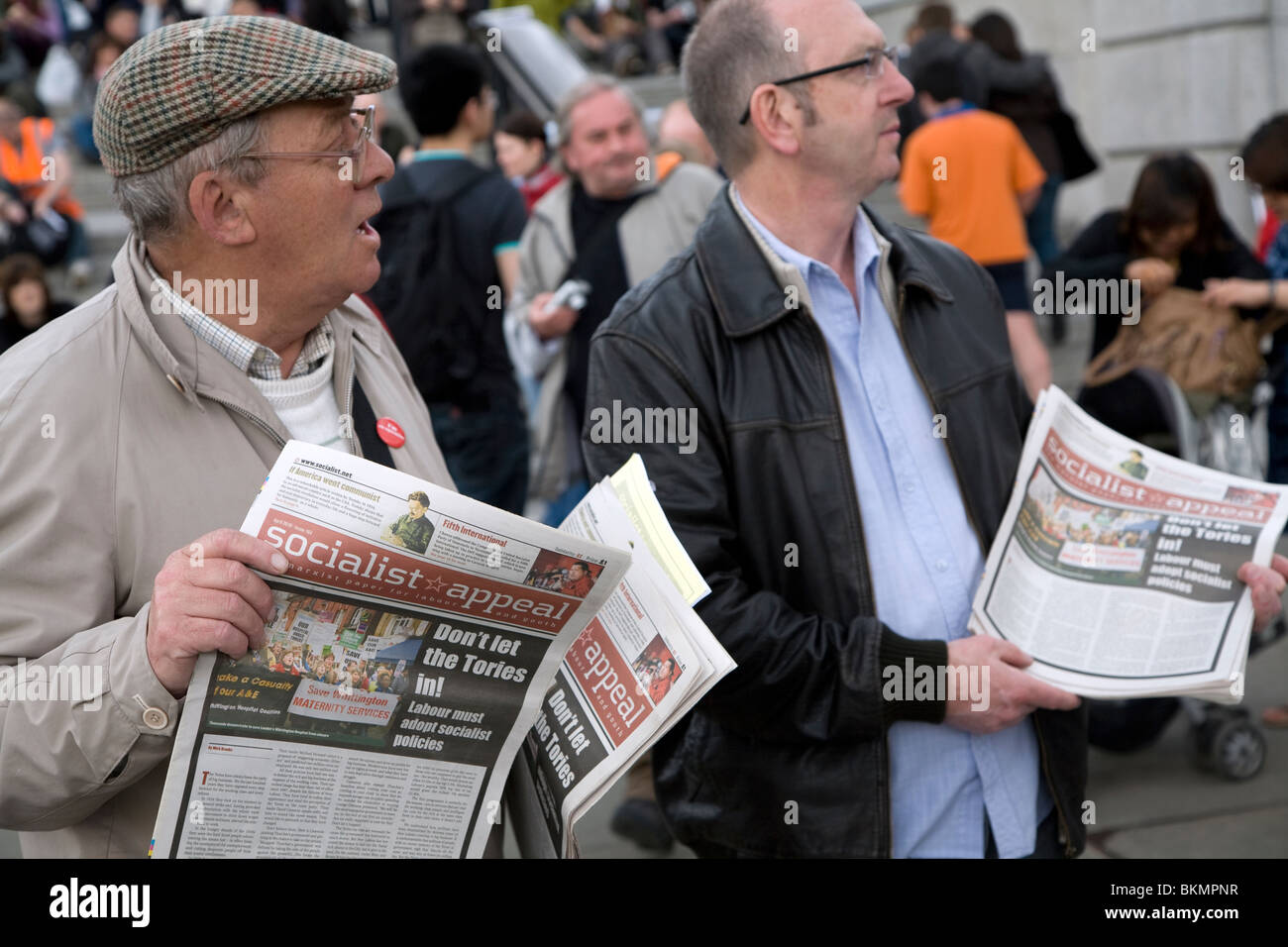 Giorno di maggio e marzo rally, Trafalgar Square, il 1 maggio 2010 Appello socialista giornale carta venditori internazionali di tendenza marxista Foto Stock