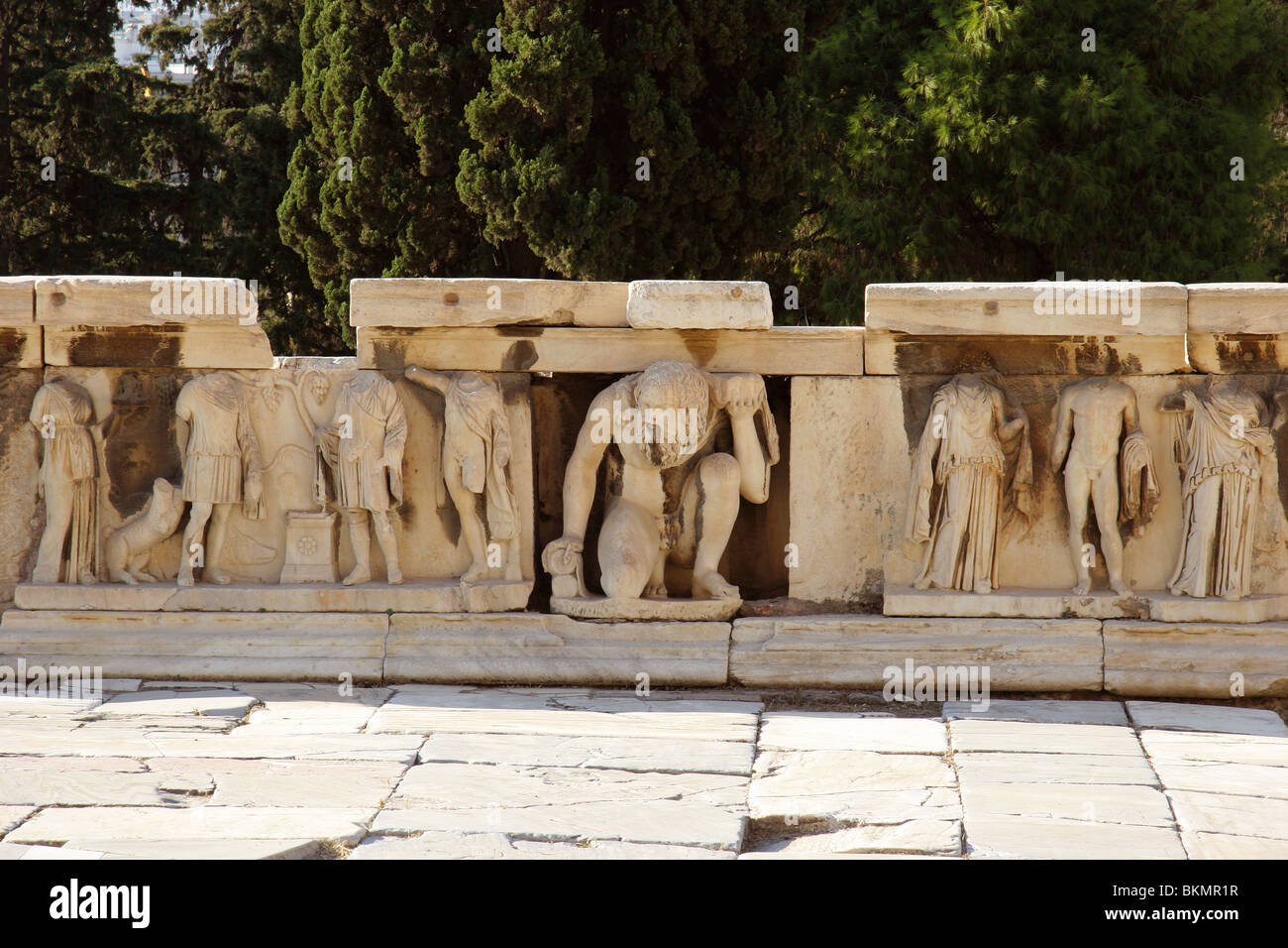 Il Teatro di Dioniso. ( V a.C.). Sculture di epoca romana boccascena in teatro. Sellenos nel mezzo. Atene. La Grecia. Foto Stock