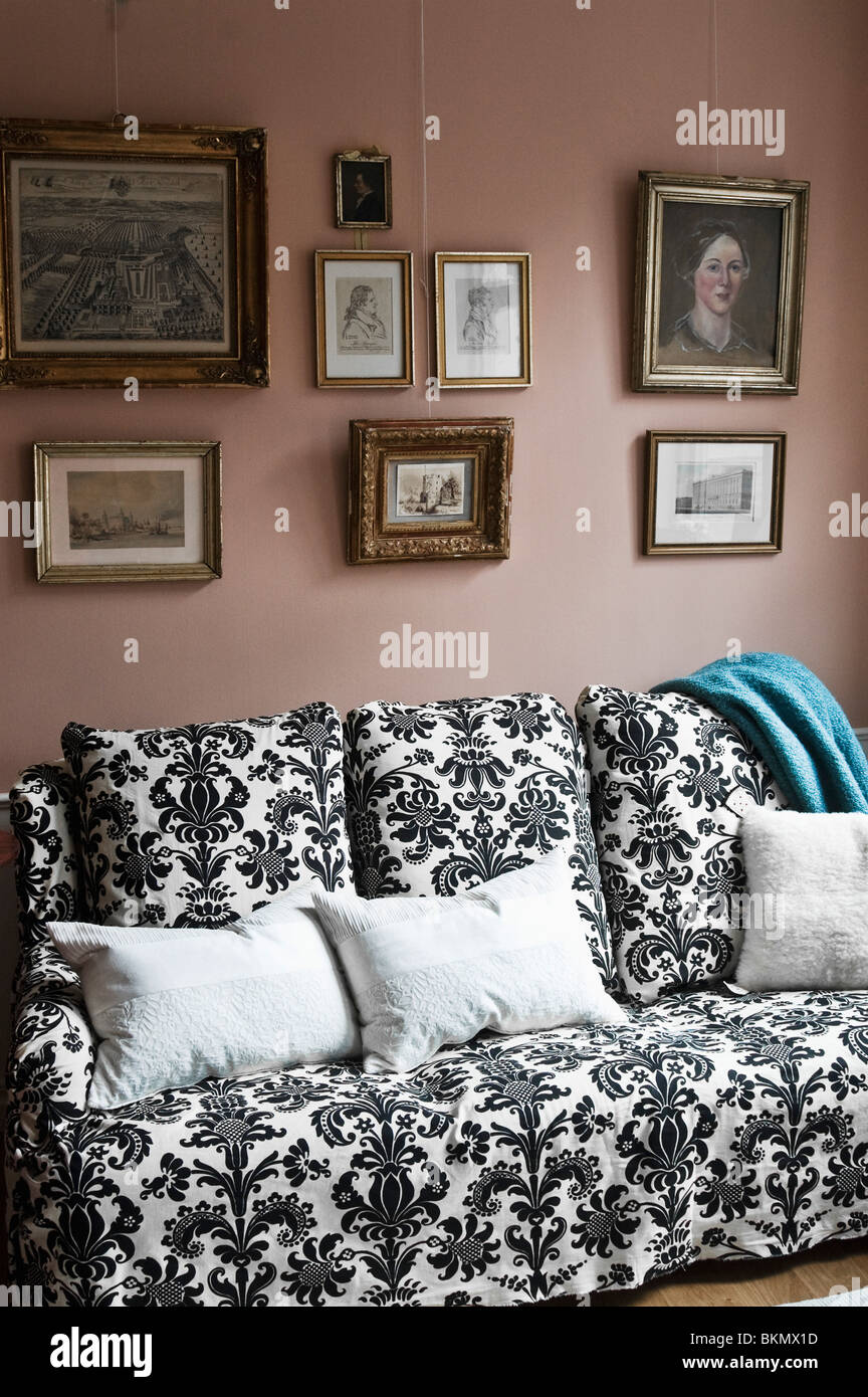 Parte del soggiorno con divano e dipinti Foto Stock