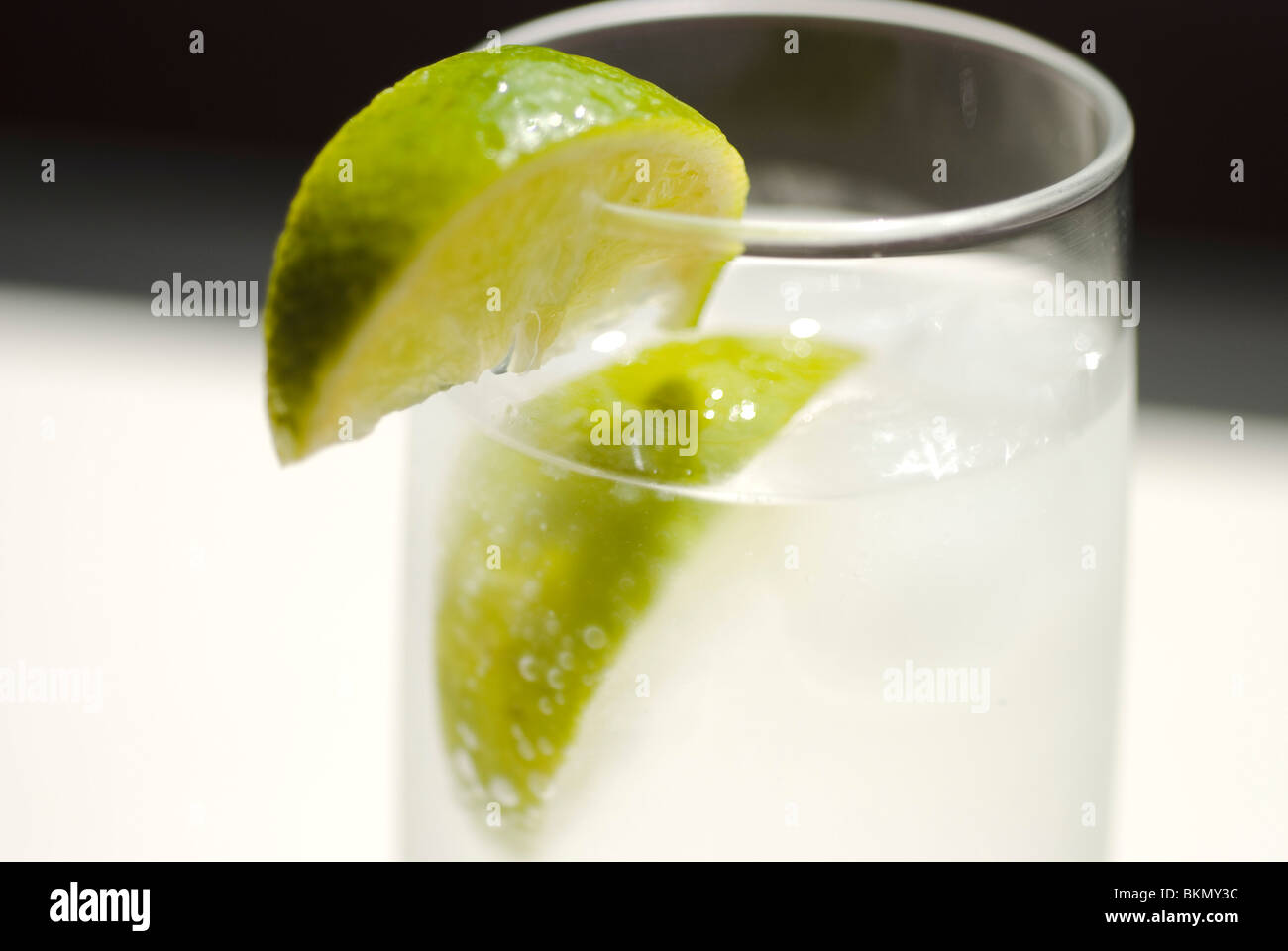 Acqua tonica con ghiaccio e fettina di limone Foto Stock