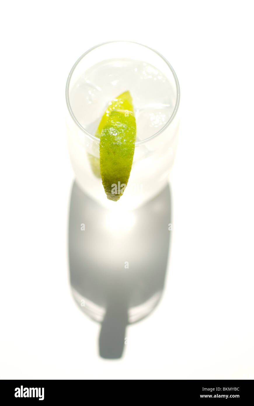 Acqua tonica con ghiaccio e fettina di limone Foto Stock