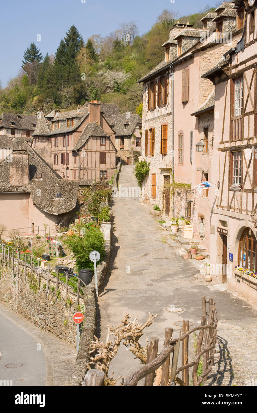 Bella antica romanica e dei palazzi rinascimentali di Conques Aveyron Midi-Pirenei Massiccio Centrale Francia Foto Stock