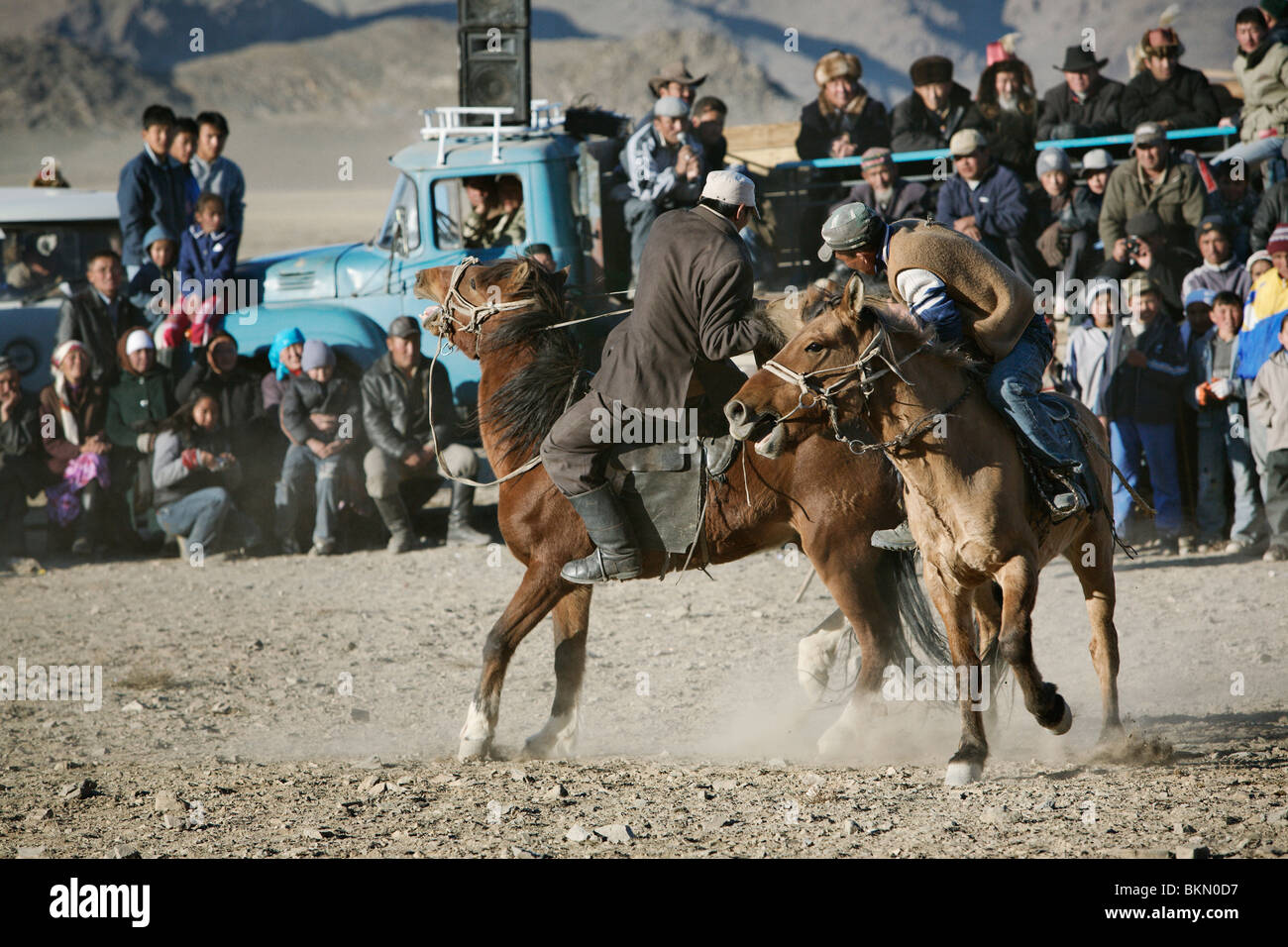 Cavallo match wrestling (kokpar) all'annualmente Golden Eagle festival in bayan Olgii, Mongolia occidentale. Foto Stock