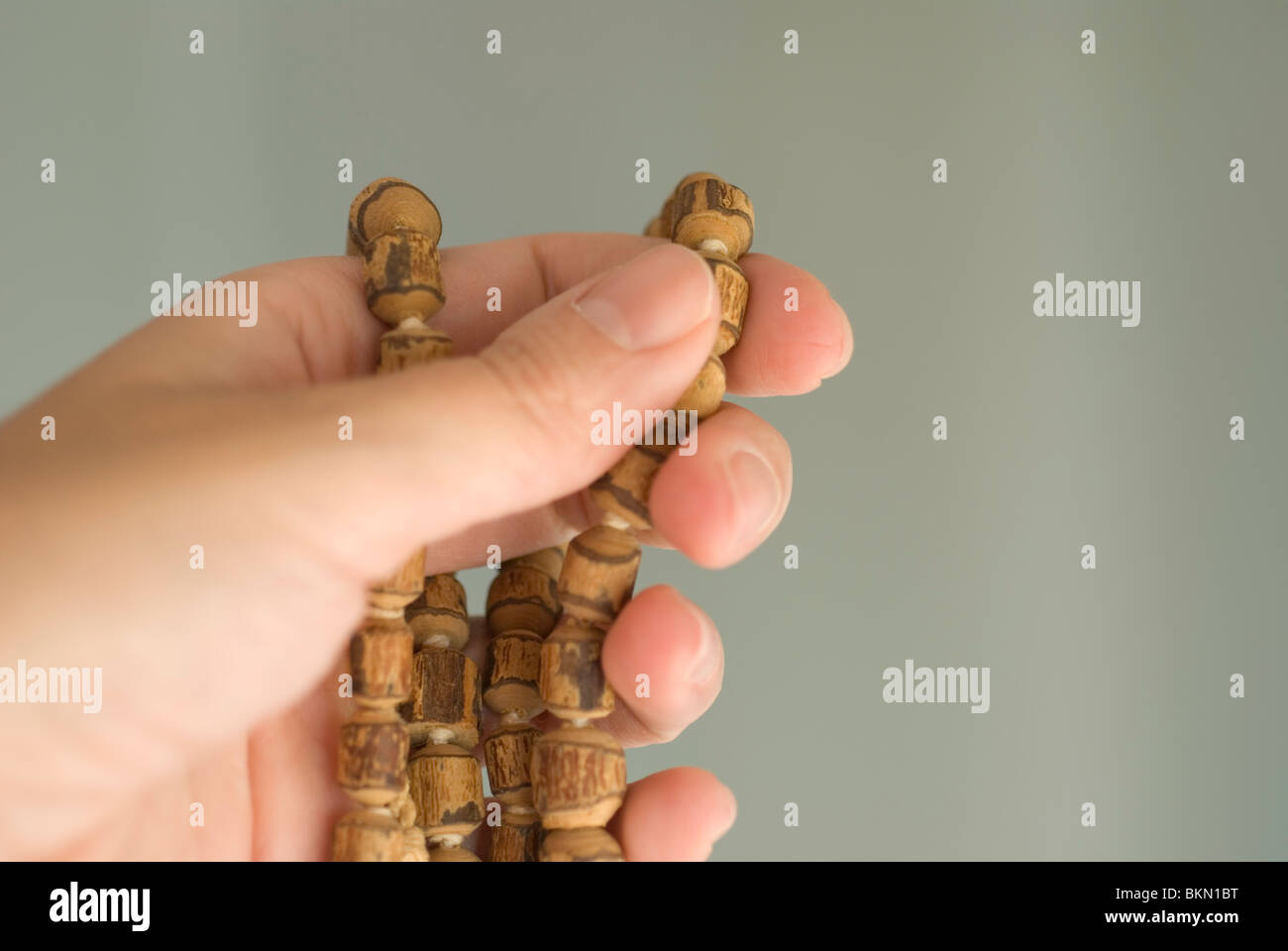 Donna mano azienda 108 Legno Tibetano Meditazione yoga preghiera perle della collana di Mala Foto Stock