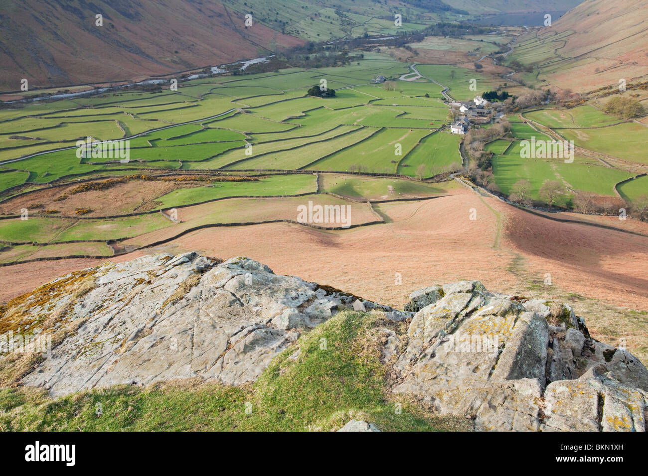 Una vista di testa Wasdale nel Lake District inglese parco nazionale da un promontorio roccioso sulla Wasdale cadde Foto Stock