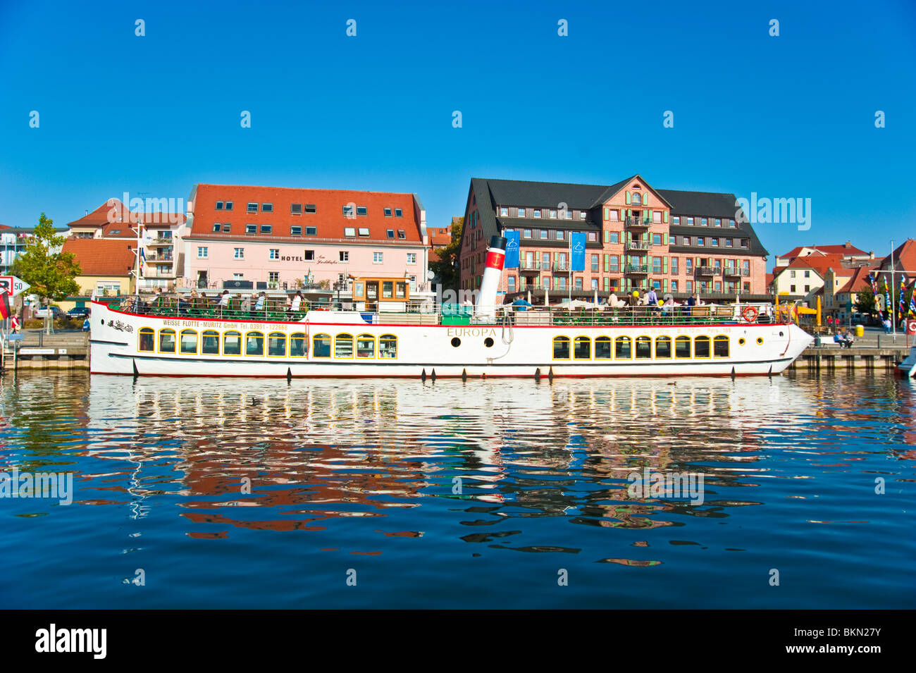 Nave turistica Europa, porto e marina a Waren, Mueritz, Mecklenburg Western-Pomerania, Germania Foto Stock