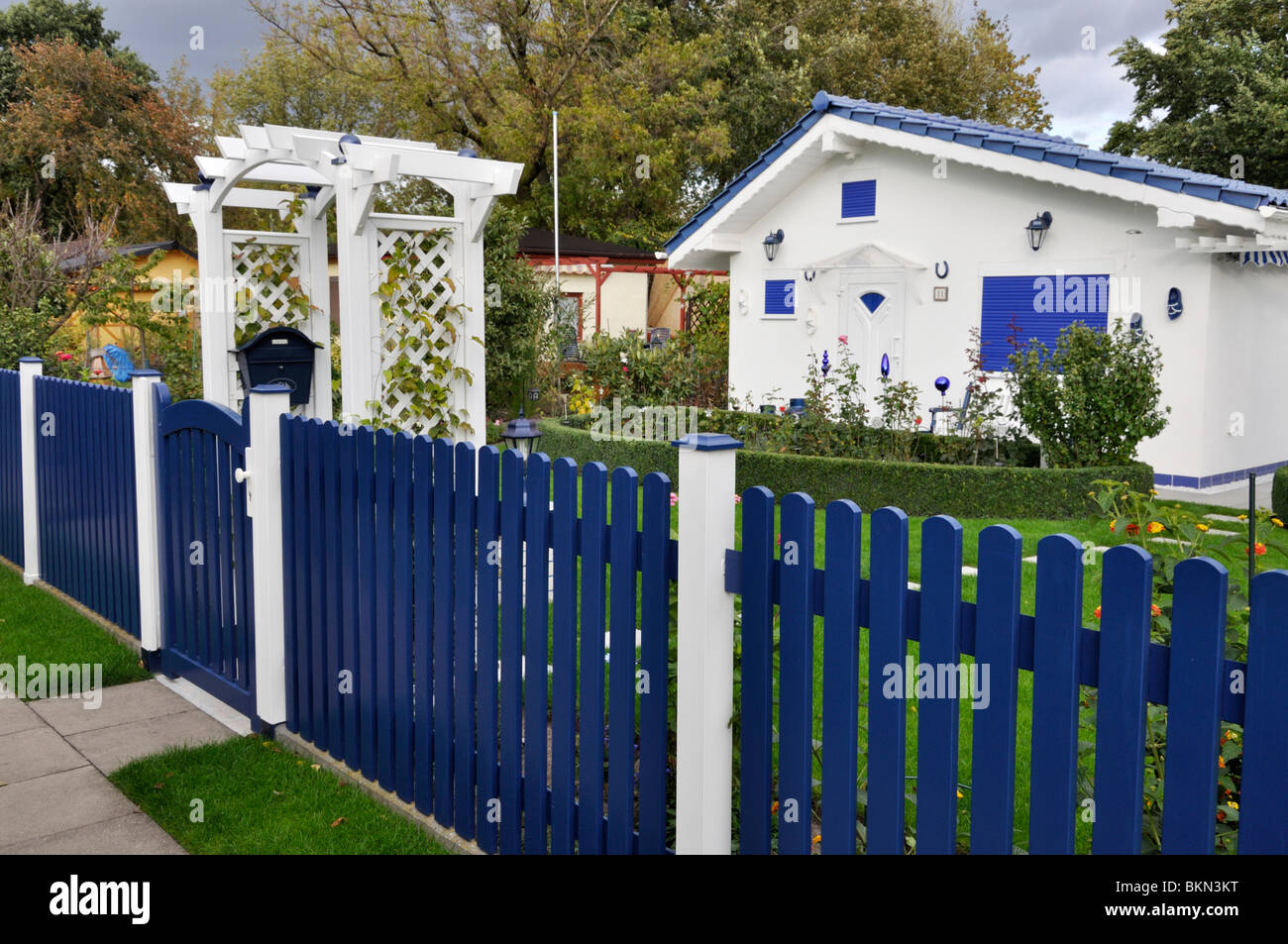 Riparto giardino con recinto blu Foto Stock
