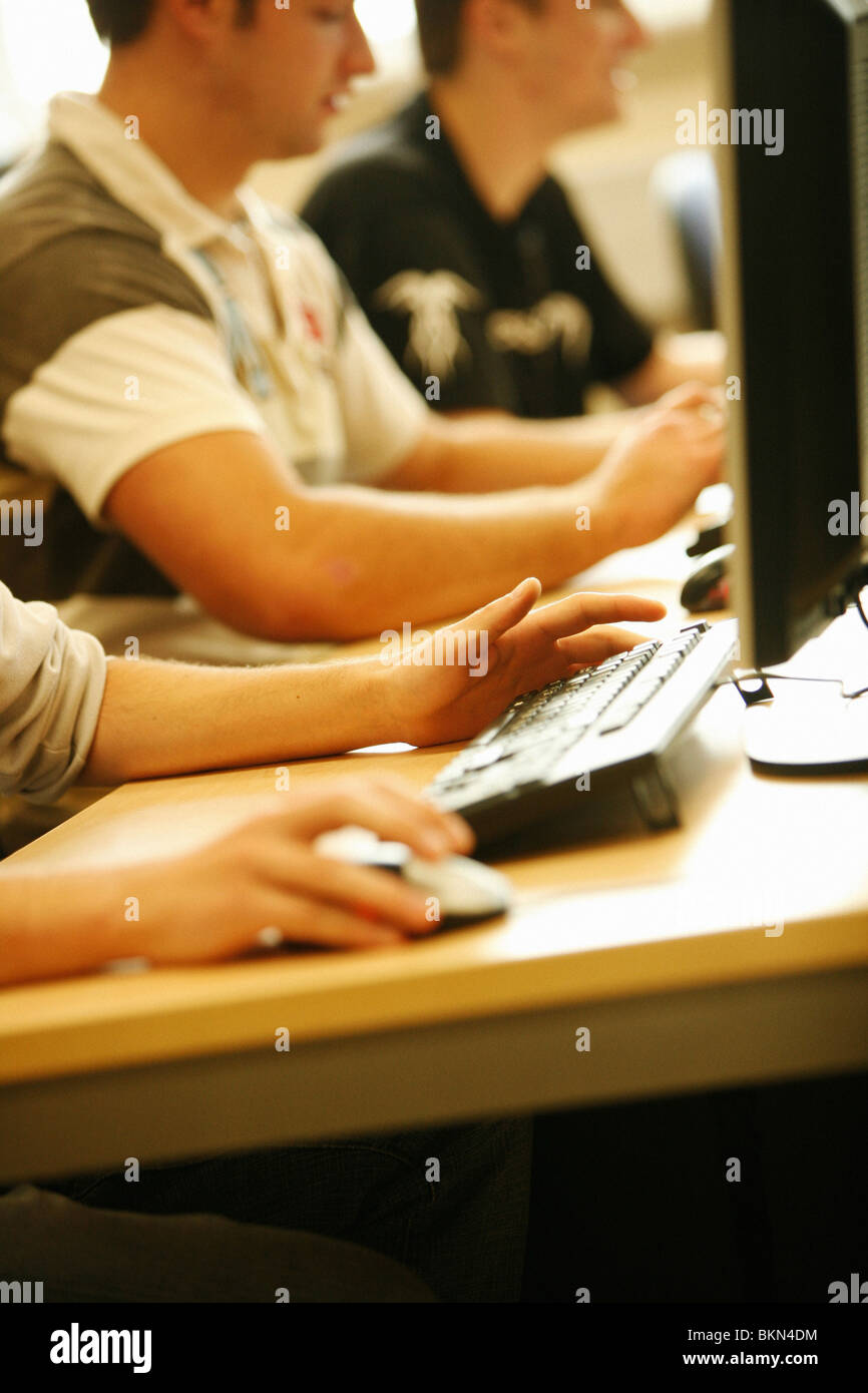 Gli studenti universitari lavora al computer workstation Foto Stock