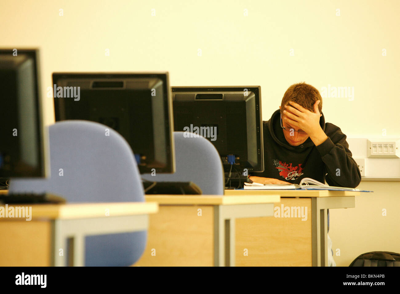 Gli studenti universitari lavora al computer workstation Foto Stock