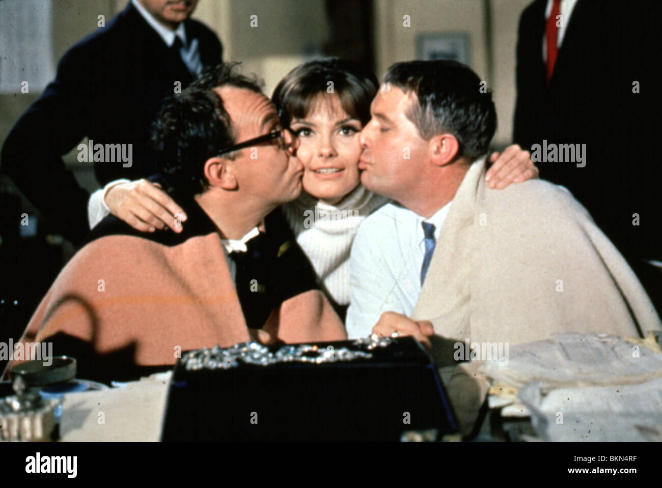 Che la riviera TOUCH (1966) Eric Morecambe, SUZANNE LLOYD, ernie WISE TTRT 015 Foto Stock