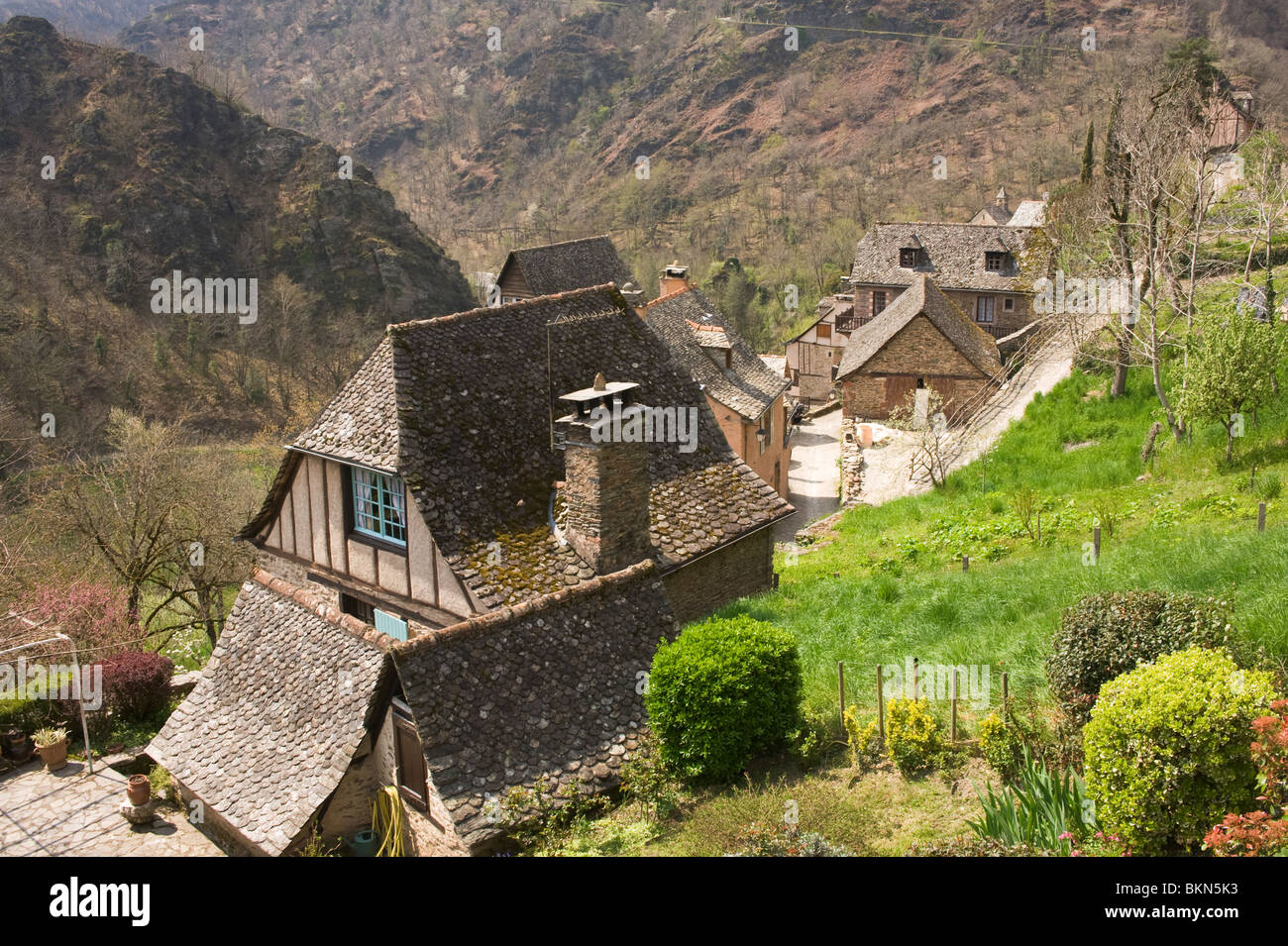 Bella antica romanica e dei palazzi rinascimentali di Conques Aveyron Midi-Pirenei Massiccio Centrale Francia Foto Stock