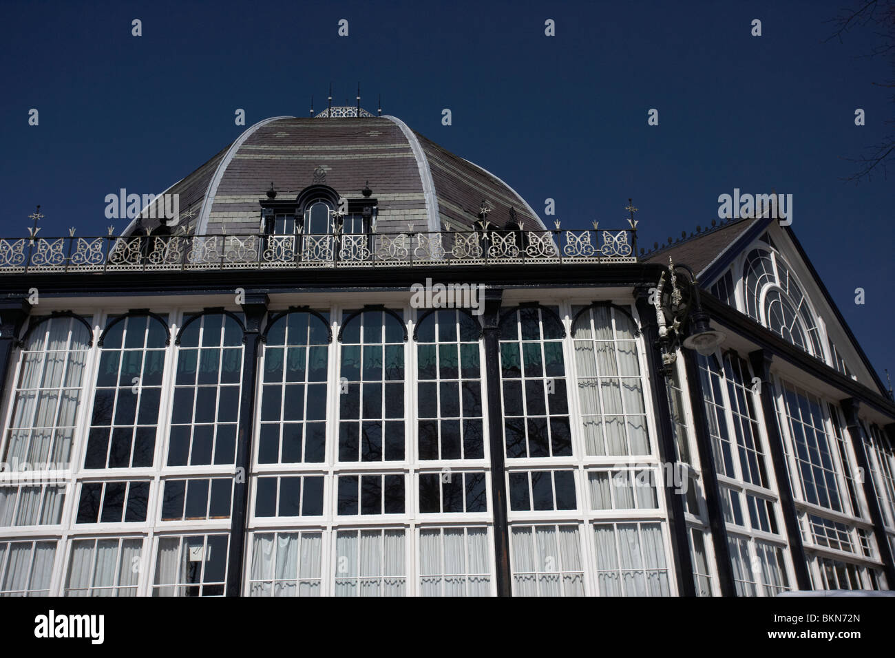 Il padiglione di stile vittoriano nel Pavilion Gardens Buxton Derbyshire England Regno Unito Foto Stock