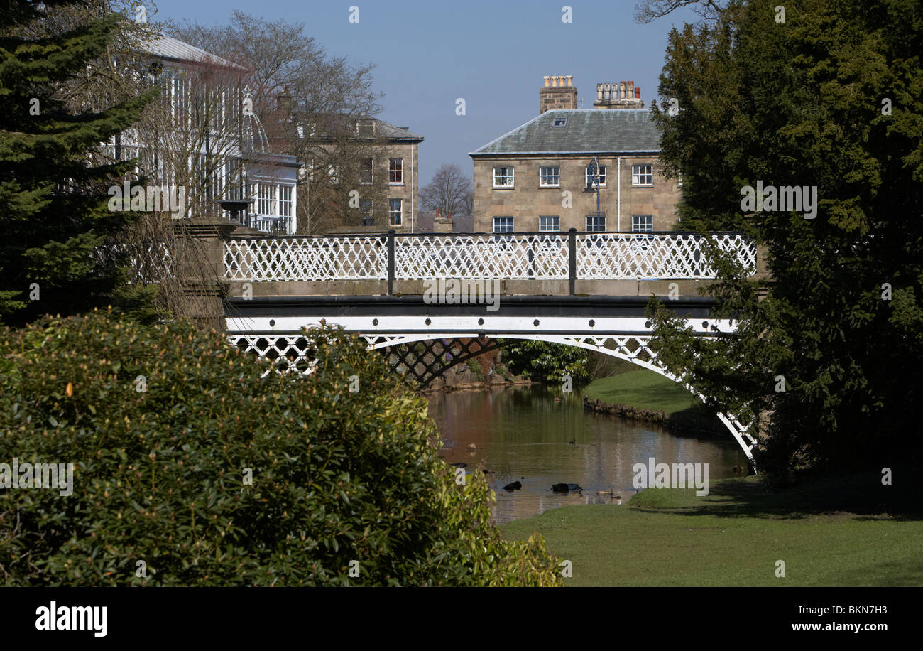 Ponte di ferro nel Pavilion Gardens Buxton Derbyshire England Regno Unito Foto Stock