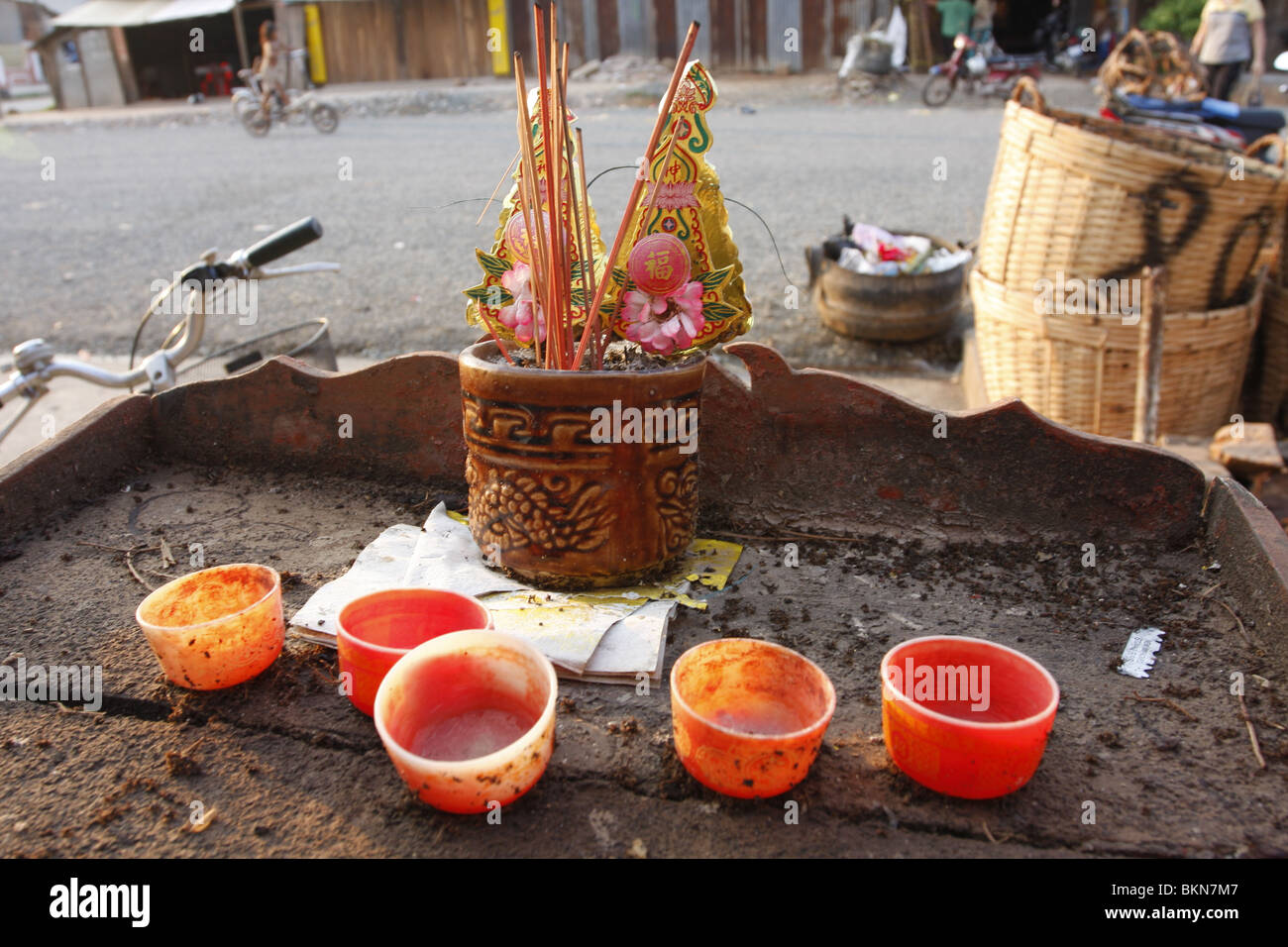 Un piccolo santuario cinese in una strada a Kampot, Cambogia Foto Stock