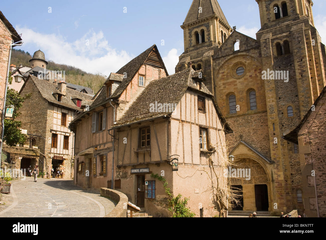 Il bellissimo centro storico medievale città di Conques con la famosa chiesa di St Foy e architettura romanica Aveyron Francia Foto Stock