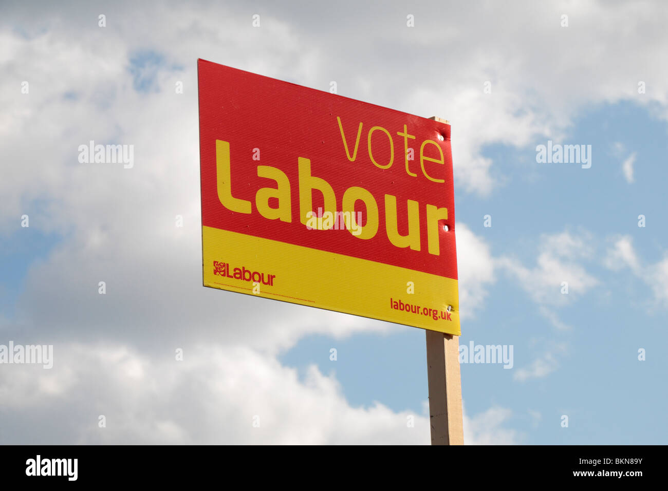 Segno per il Partito Laburista durante il 2010 campagna elettorale al di fuori di una casa nella zona ovest di Londra, maggio 2010. Foto Stock