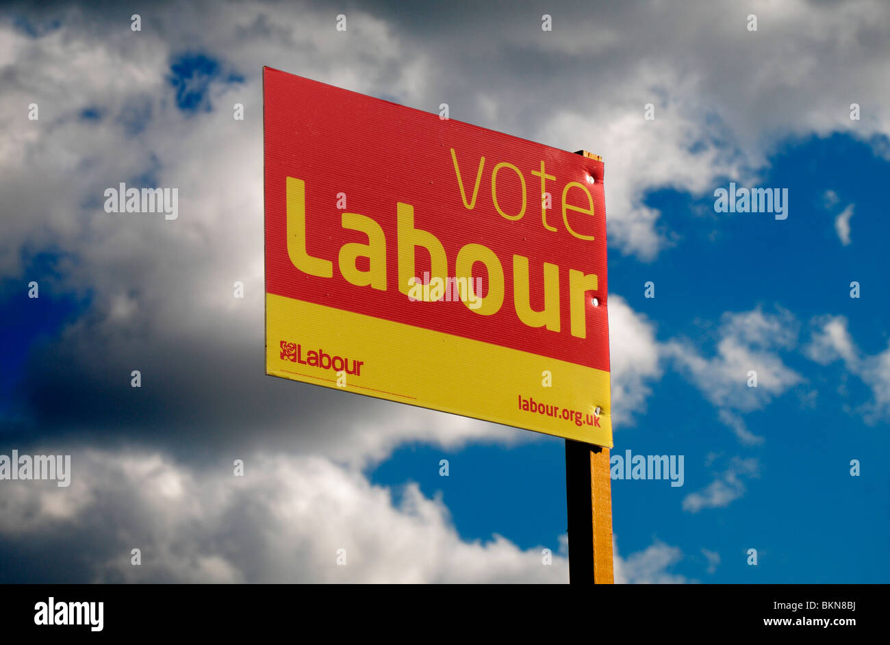 Segno per il Partito Laburista durante il 2010 campagna elettorale al di fuori di una casa nella zona ovest di Londra, maggio 2010. ALTERED digitalmente Foto Stock