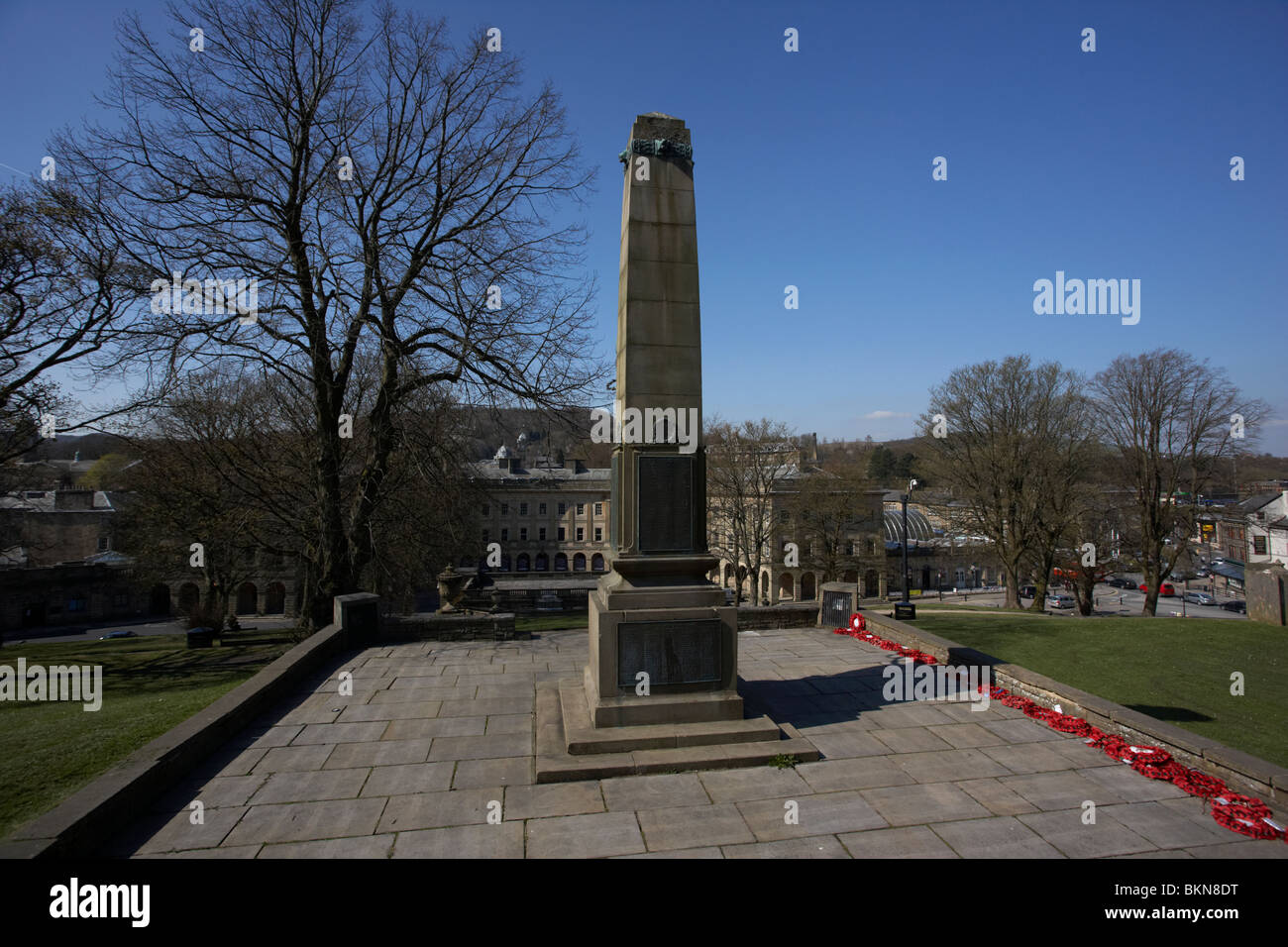 Il buxton memoriale di guerra sulle piste che si affaccia sulla crescent Buxton Derbyshire England Regno Unito Foto Stock