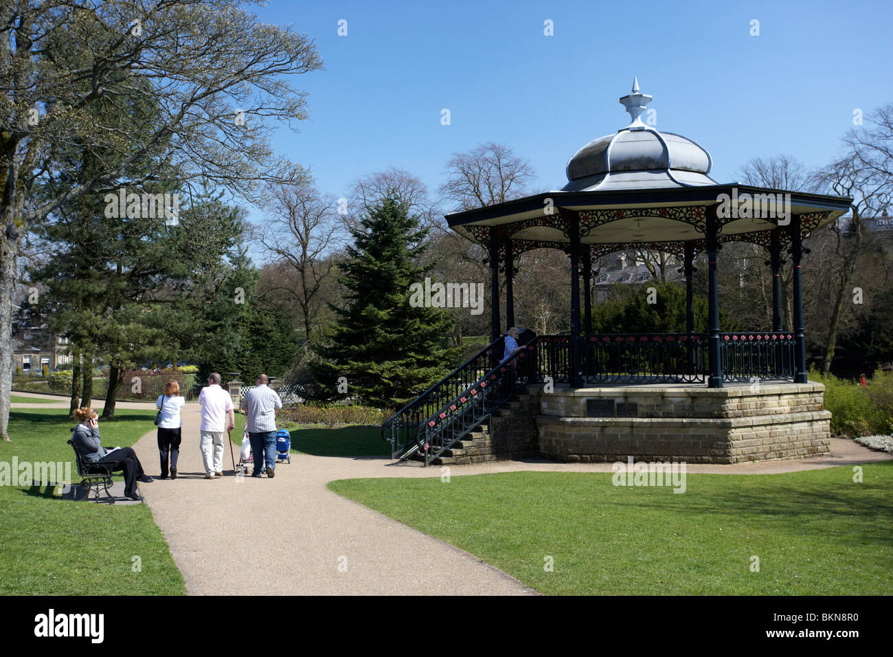 Victorian bandstand nel Pavilion Gardens Buxton Derbyshire England Regno Unito Foto Stock