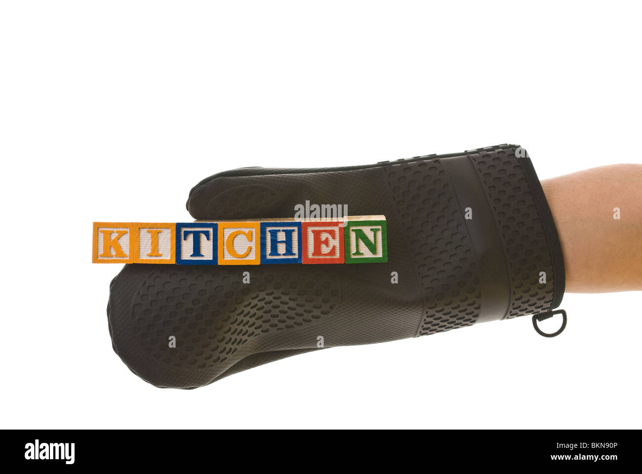 Donna che indossa una presina tenendo i bambini i blocchi che scrivi "CUCINA" Foto Stock