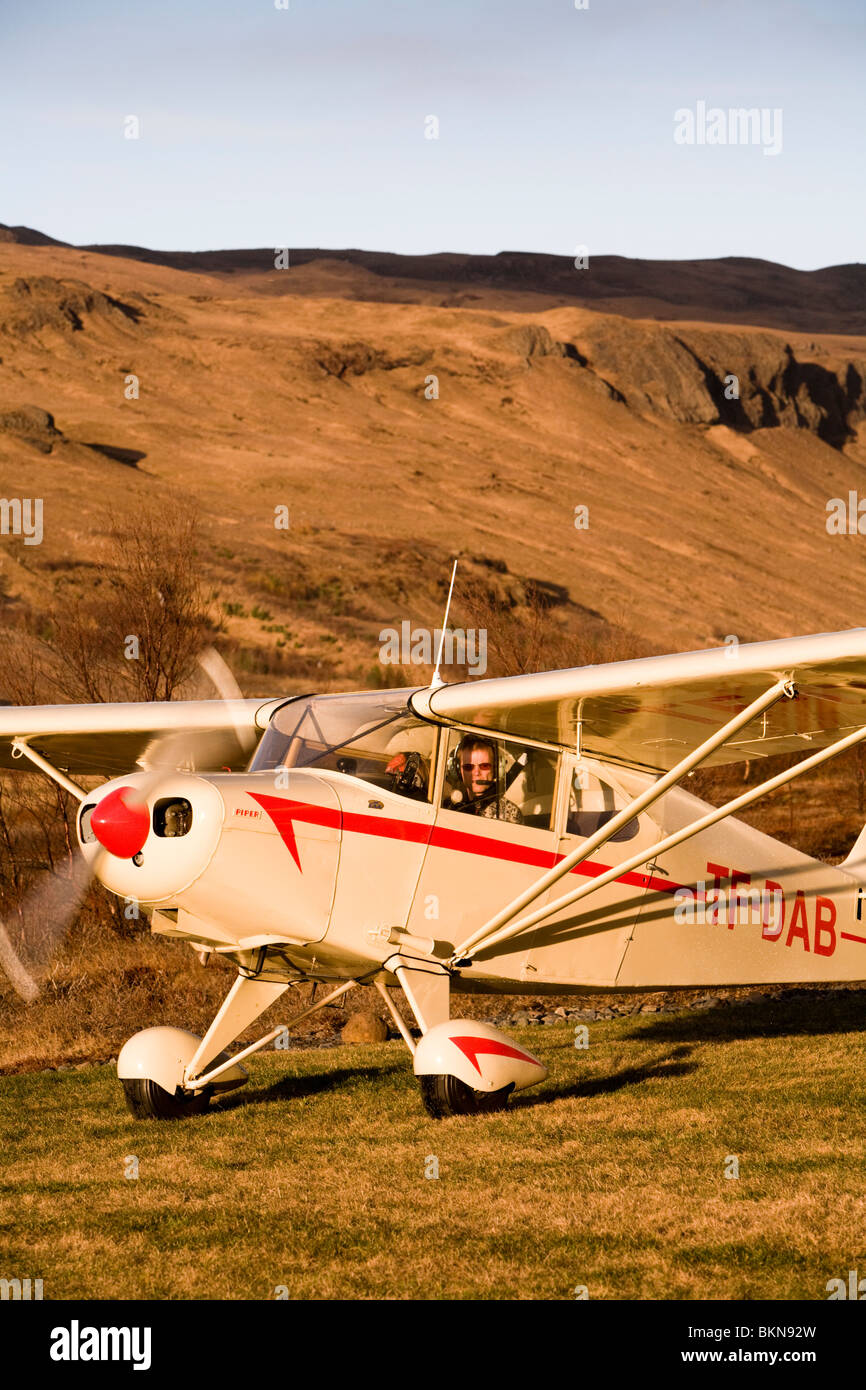 Pilot tenetevi pronti per il decollo, Sud dell'Islanda. TF-DAB - Piper PA-16 Clipper, mfg anno 1949. Foto Stock