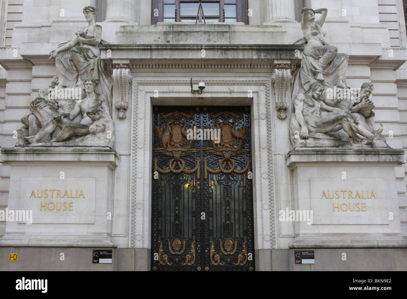 Il magnifico ingresso principale in Australia House di Londra. Belle sculture in pietra adornano ogni lato della corazzata porte principali. Foto Stock