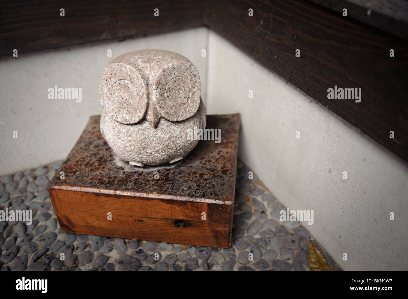 Un gufo in pietra, emblema di Hitachino Nest birra, Ibaraki, Giappone, 28 febbraio 2010. Foto Stock