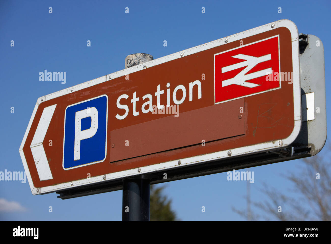 Parcheggio marrone e British Rail segno a Buxton stazione ferroviaria Derbyshire England Regno Unito Foto Stock