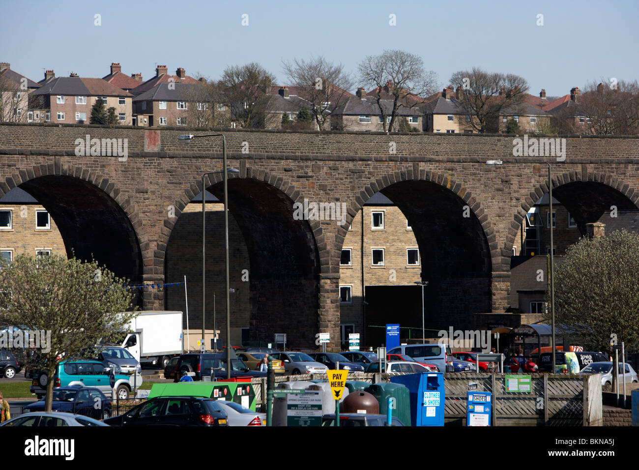 Strada vittoriana sotto il viadotto ferroviario a Buxton Derbyshire England Regno Unito Foto Stock