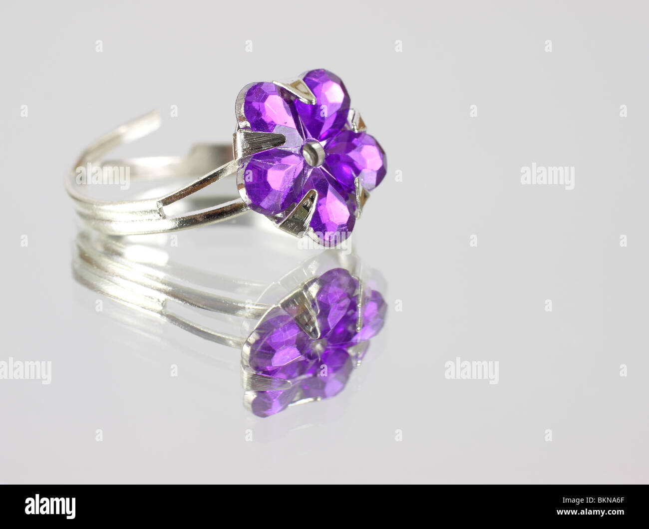 Colorata viola bigiotteria anello Foto Stock