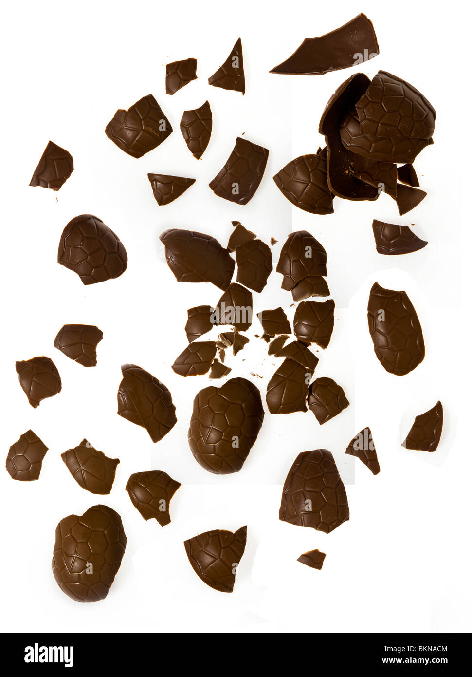 Rotture di uova di pasqua di cioccolato su sfondo bianco in pezzi Foto Stock