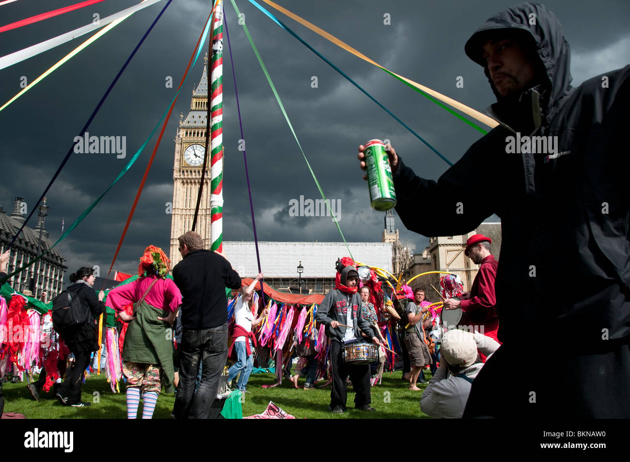 Mayday Meltdown London 2010 democrazia Village si sposta nella piazza del Parlamento Foto Stock