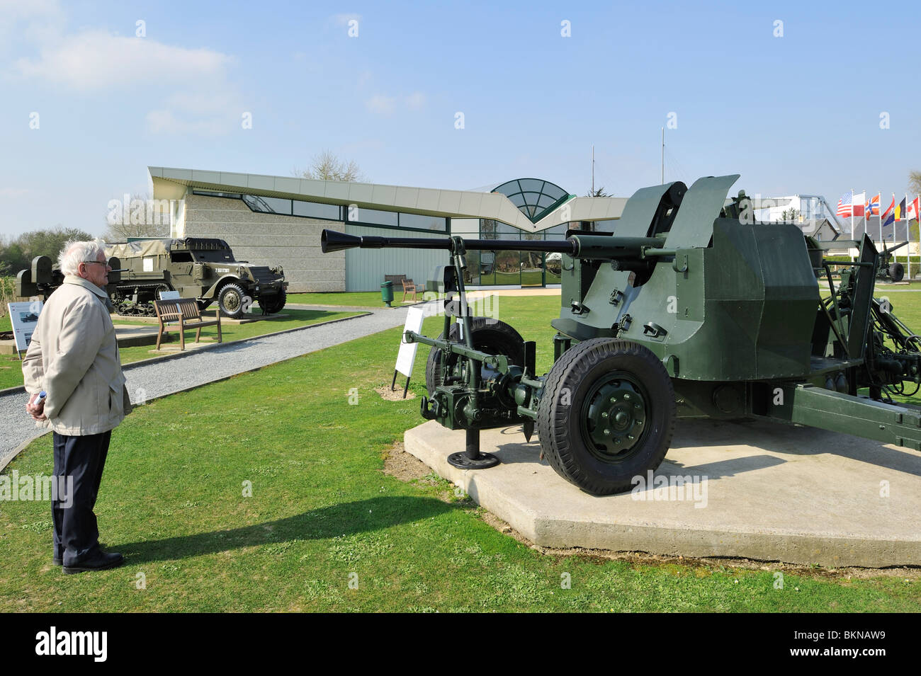 WW2 cannon e semi-via di combattimento blindati veicolo alla Seconda Guerra Mondiale Pegasus Museum vicino a Ouistreham, Normandia, Francia Foto Stock