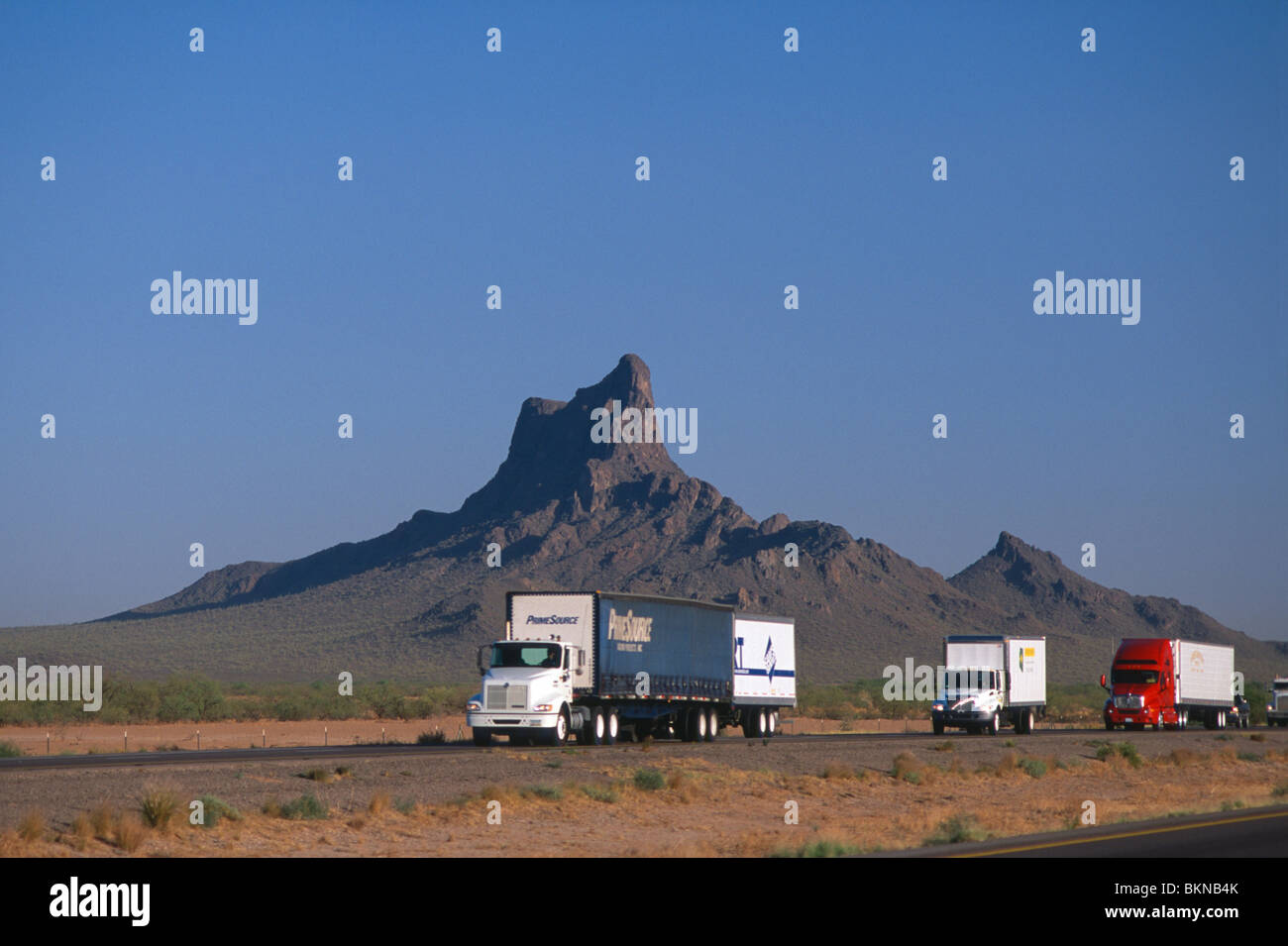 Carrelli in autostrada nel deserto in Arizona USA Foto Stock