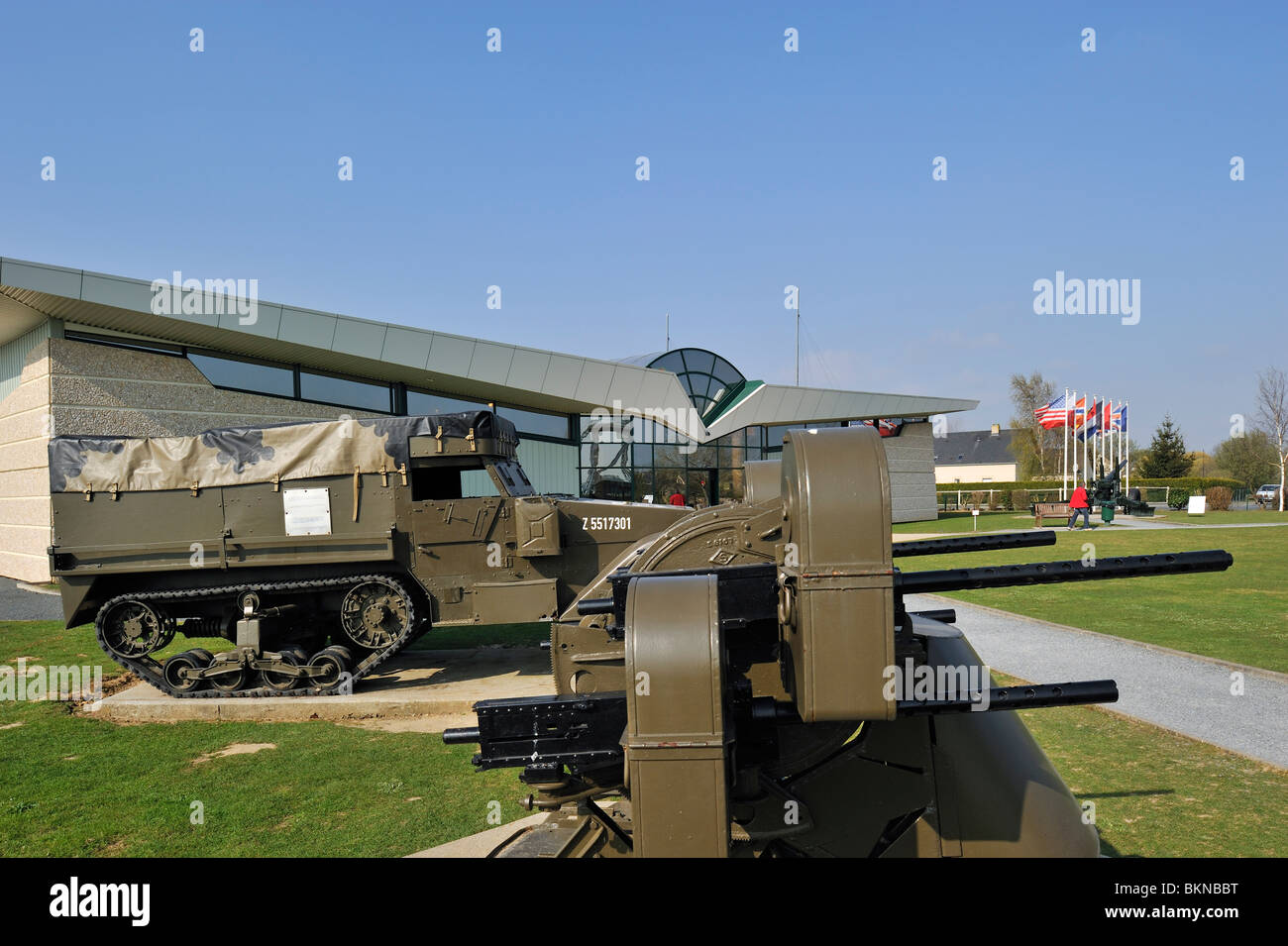 WW2 cannon e semi-via di combattimento blindati veicolo alla Seconda Guerra Mondiale Pegasus Museum vicino a Ouistreham, Normandia, Francia Foto Stock